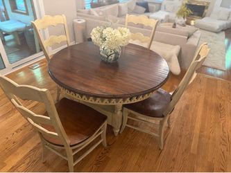 Extendable elegant Round Dining Table with 4 Chairs