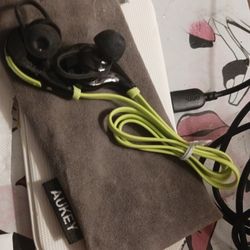 Aukey Brand New Ear Buds In Case 8 Firm Paid 40 Look My Post Alot Item