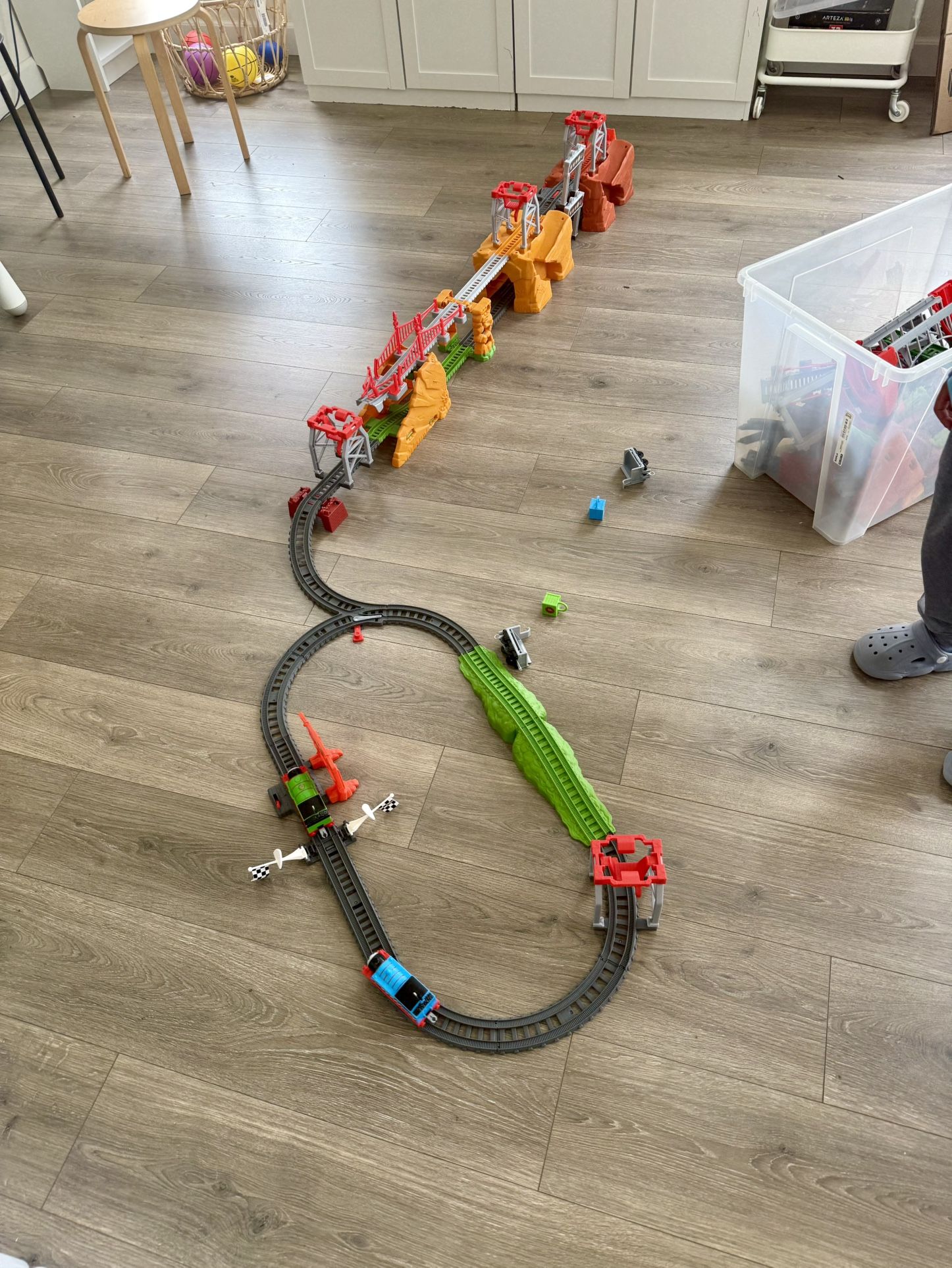 Thomas & Friends by Fisher-Price. Thomas & Percy Cargo Race, 90+ Pieces, 274 cm, 9 ft, 4 layouts. Adult Assembly Required.
