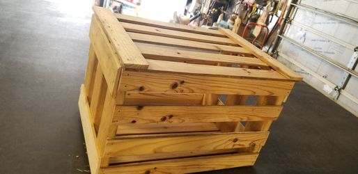 Crate with lid