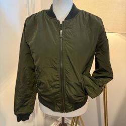 Olive Green Bomber Jacket – Size XL (Used)