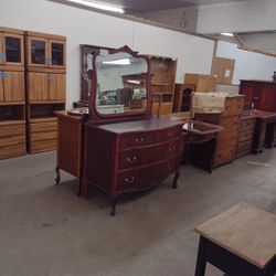 Vintage 4 Drawer Dresser W/ Mirror