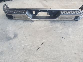 2026 Chevy Silverado 2500 HD tailgate / chrome step-up bumper