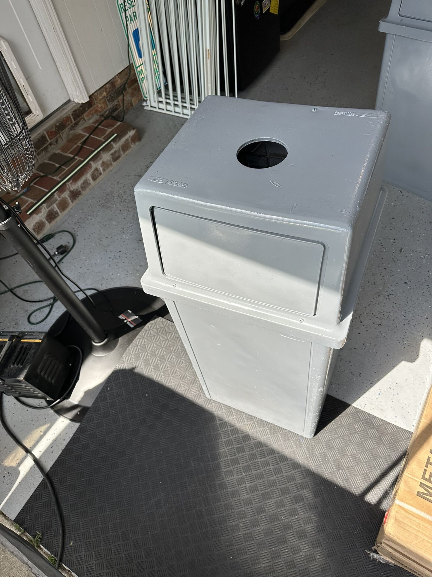 Rubbermaid commercial indoor/outdoor swing lid trashcan. Model 6180. 19"x19"x40"