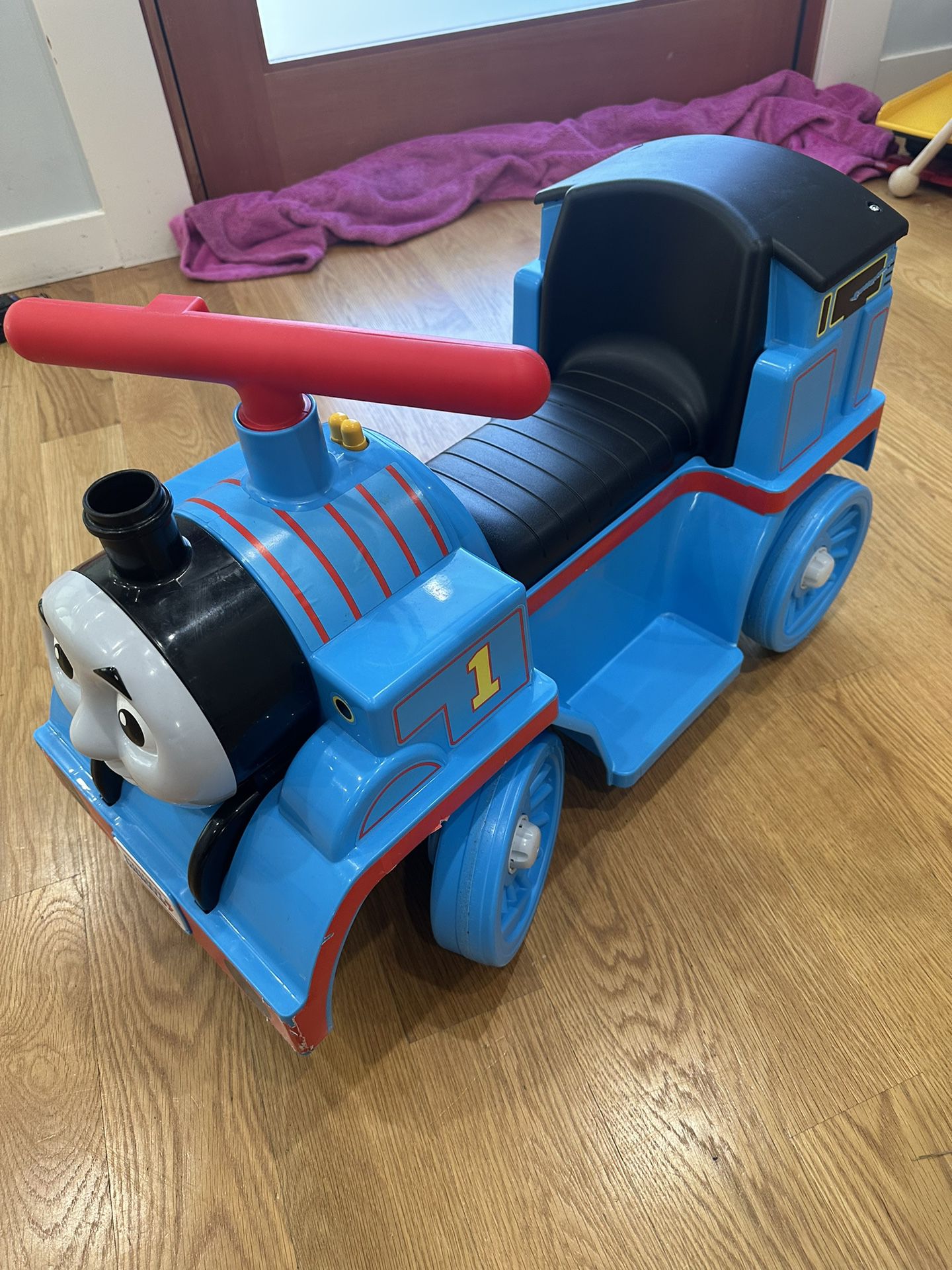 Fisher-Price Power Wheels Thomas and Friends Thomas Vehicle with Track, 6V Battery-Powered Ride-On Toy Train for Toddlers 