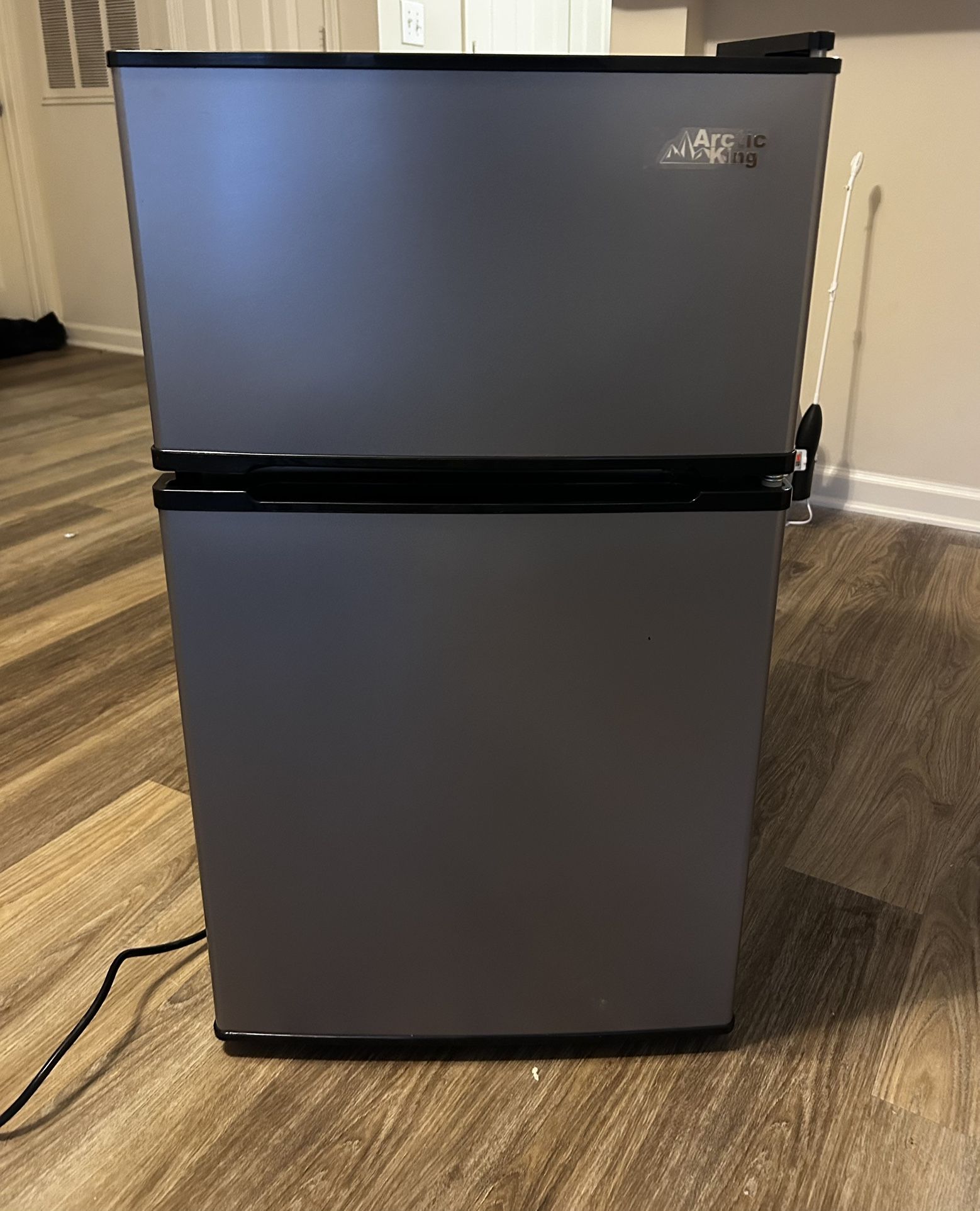 Arctic King 3.2 cu. ft. Mini Fridge with Freezer – Excellent Condition