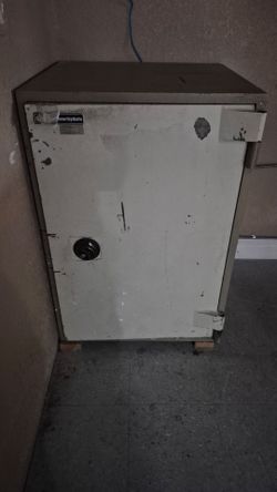 LIBERTY SAFE..obo 33"x24x24