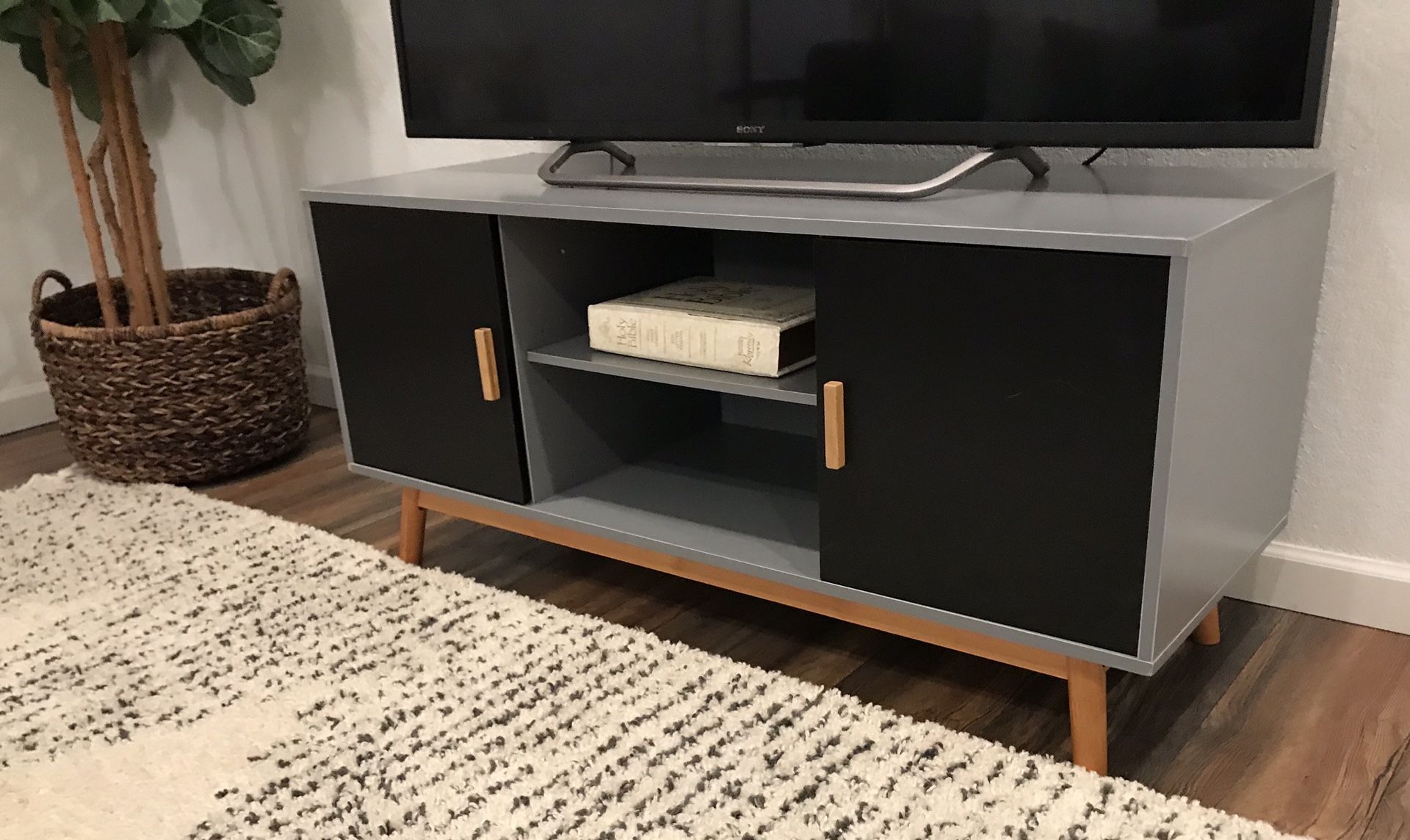 Very nice mid century / modern style TV stand