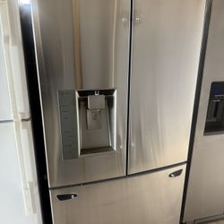 Lg Refrigerator French Doors/ 3 Doors / Ice Maker Working