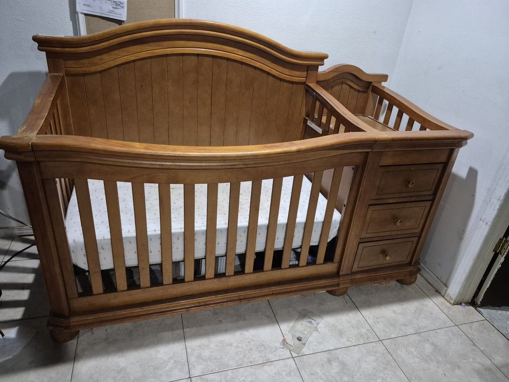 Crib With Changing Table And 3 Drawers Working 