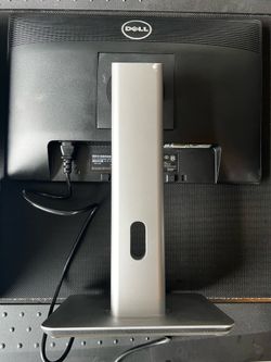 2 Dell Monitors and 2 Stands