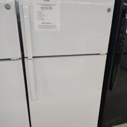$599(MSRP$1299, Save $700) GE Top Freezer Refrigerator In White With Gallon Door Bins and LED Lighting