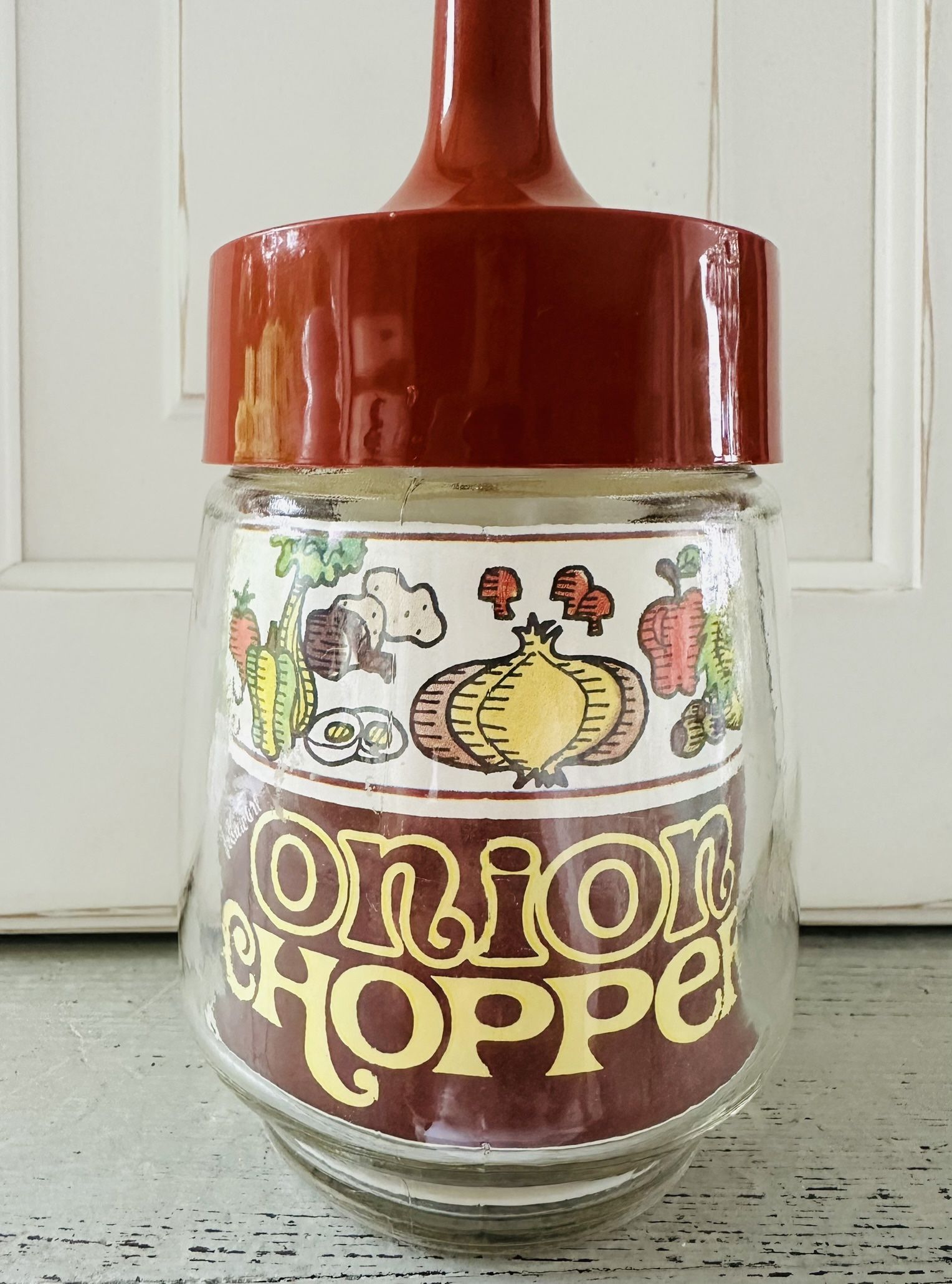 Vintage Federal Onion/ Nut Chopper. Holds 2 cups. Great graphics on the original label. Little to no wear/ use. Looks brand new!