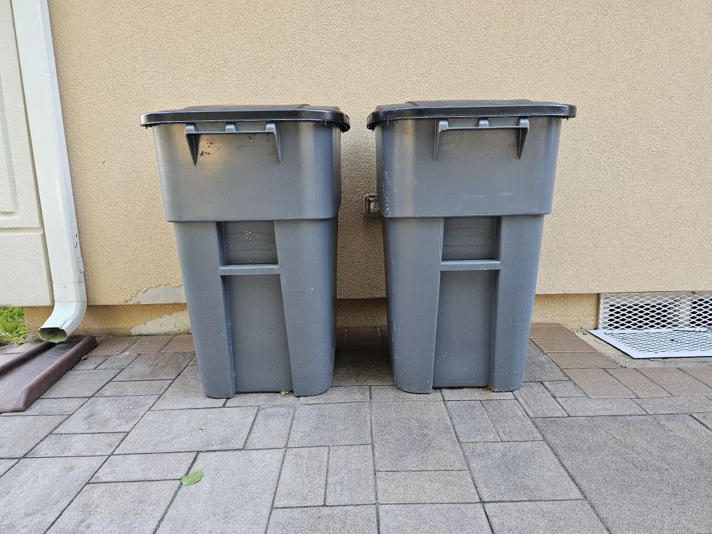 Rubbermaid 9W27 Brute Roll Out Container With Lid 91-9w27-b1 Garbage Cans Like New