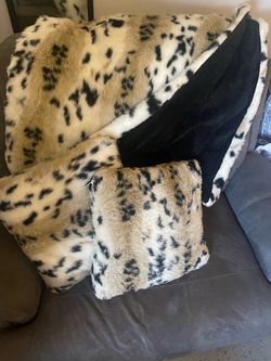 Faux Fur Throw Blanket and Pillows Set