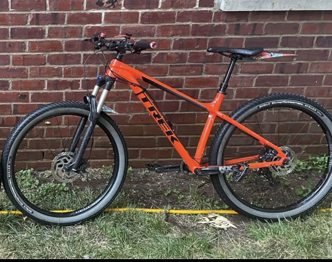 Trek Roscoe 8 Mountain Bike w/ extras