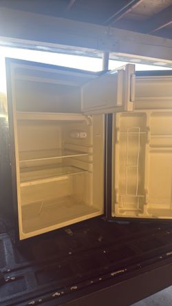 Frigidaire refrigerator for the bedroom or shop Frigidaire refrigerator for the bedroom or shop