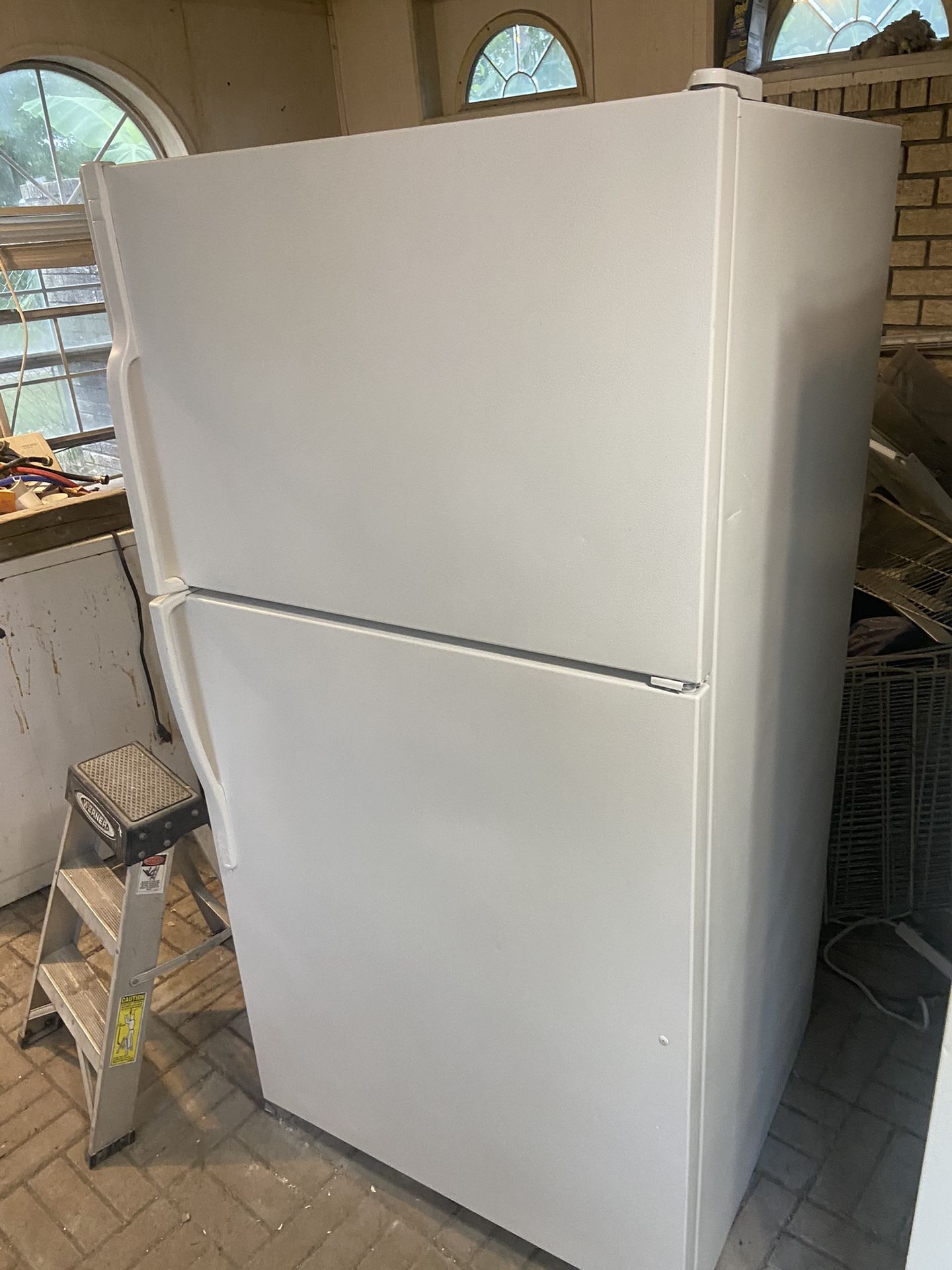 EXCELLENT RUNNING 21 cu ft White fridge, Been cleaned in. & out! I’m in marrero.