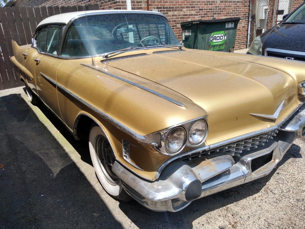 Cadillac 1958 Sedan gold