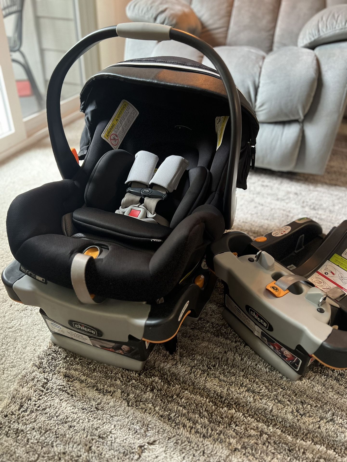 Chicco KeyFit 30 Car Seat w/ 2 Bases - Excellent Condition