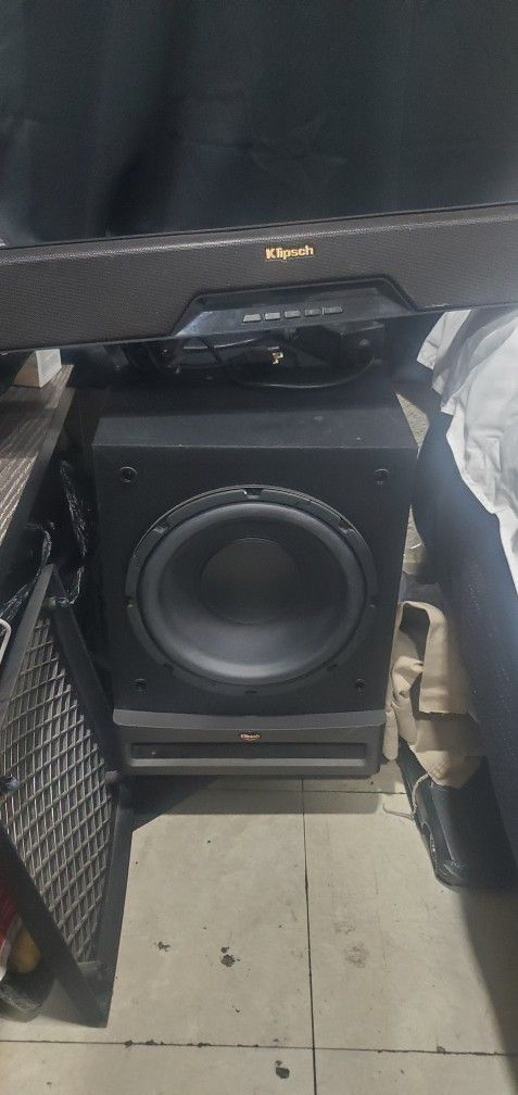 BLUETOOTH KLIPSCH BAR SOUND AND SUBWOOFER. GOOD AND STRONG BASS ..