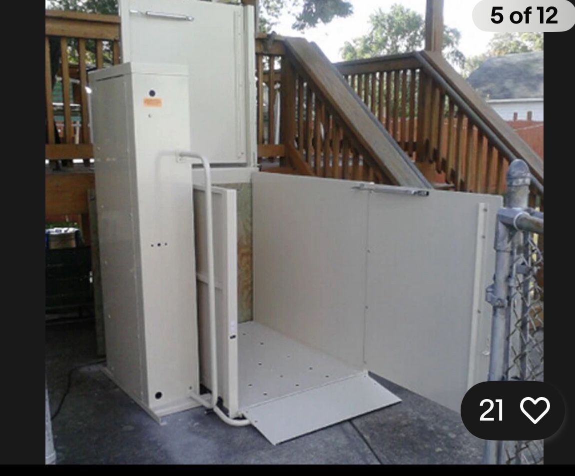 Handicap lift gate
