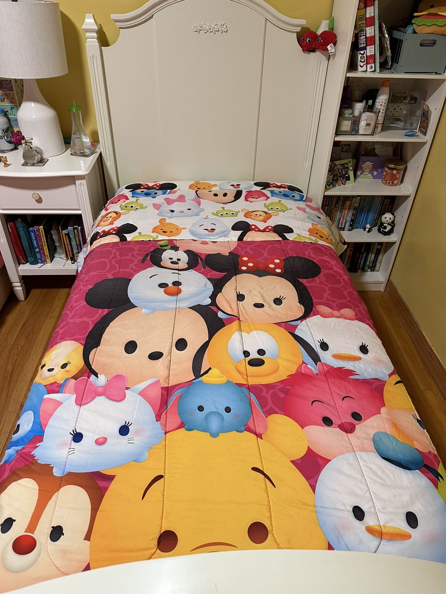 Disney “Tsum Tsum” Girls Reversible Twin Comforter and Twin Sheet Set (Pink )