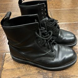 Size 10 men’s doc martens