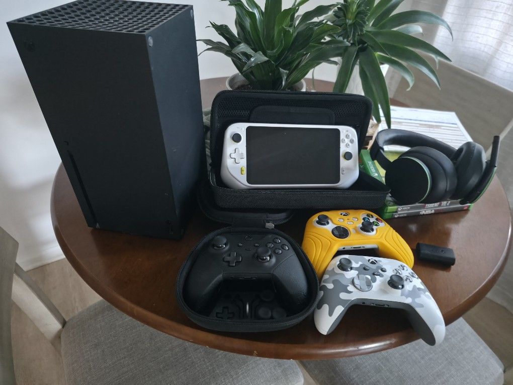 XBOX SERIES X + LOGITECH G CLOUD + 3 CONTROLLERS + XBOX HEADSET + 3GAMES