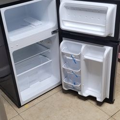 Refrijerador pequeño Mainstays nuevo nunca husado 23  pulgadas de altura por 18 ymedia de ancho  precio original en Walmart $168
