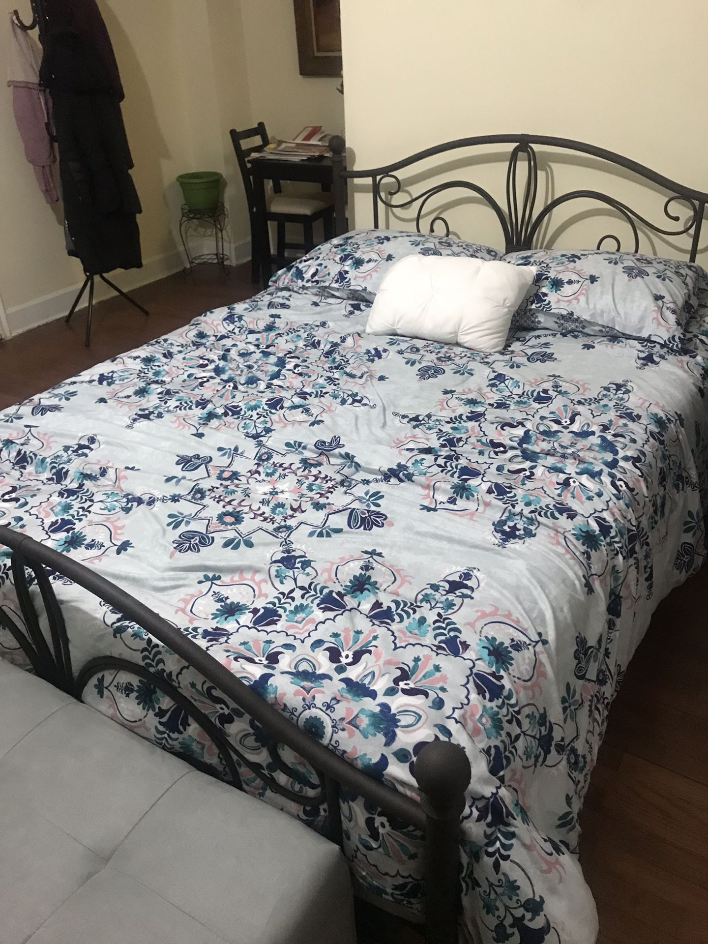 Bed frame + mattress