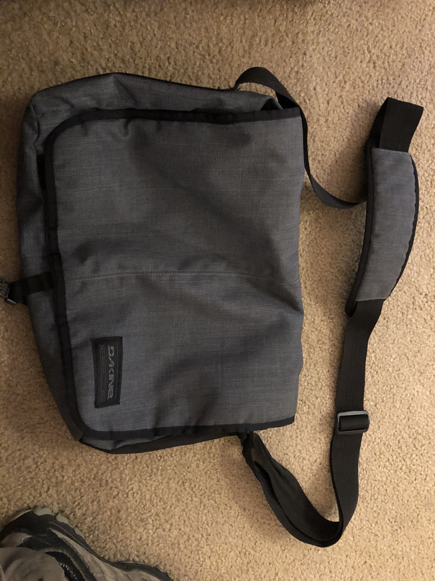 Dakine Mainline 20 L Messenger Laptop Bag LG Grey Black