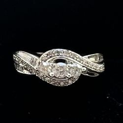 10k Ring With Center diamonds .85Ct Total Diamonds 