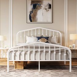 Queen Size Fordingbridge Black Metal Platform Bed with Vintage-Style Headboard and Footboard