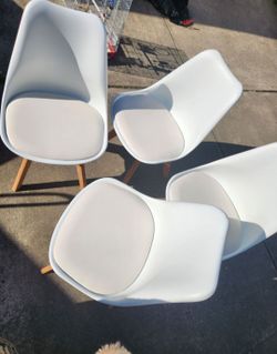 Like new set of 4 white dining chairs very comfortable