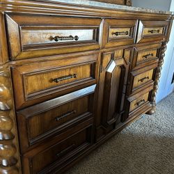 Luxury 5 Piece Queen Bedroom Set! 