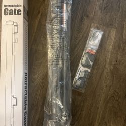 Retractable baby gate with cat door