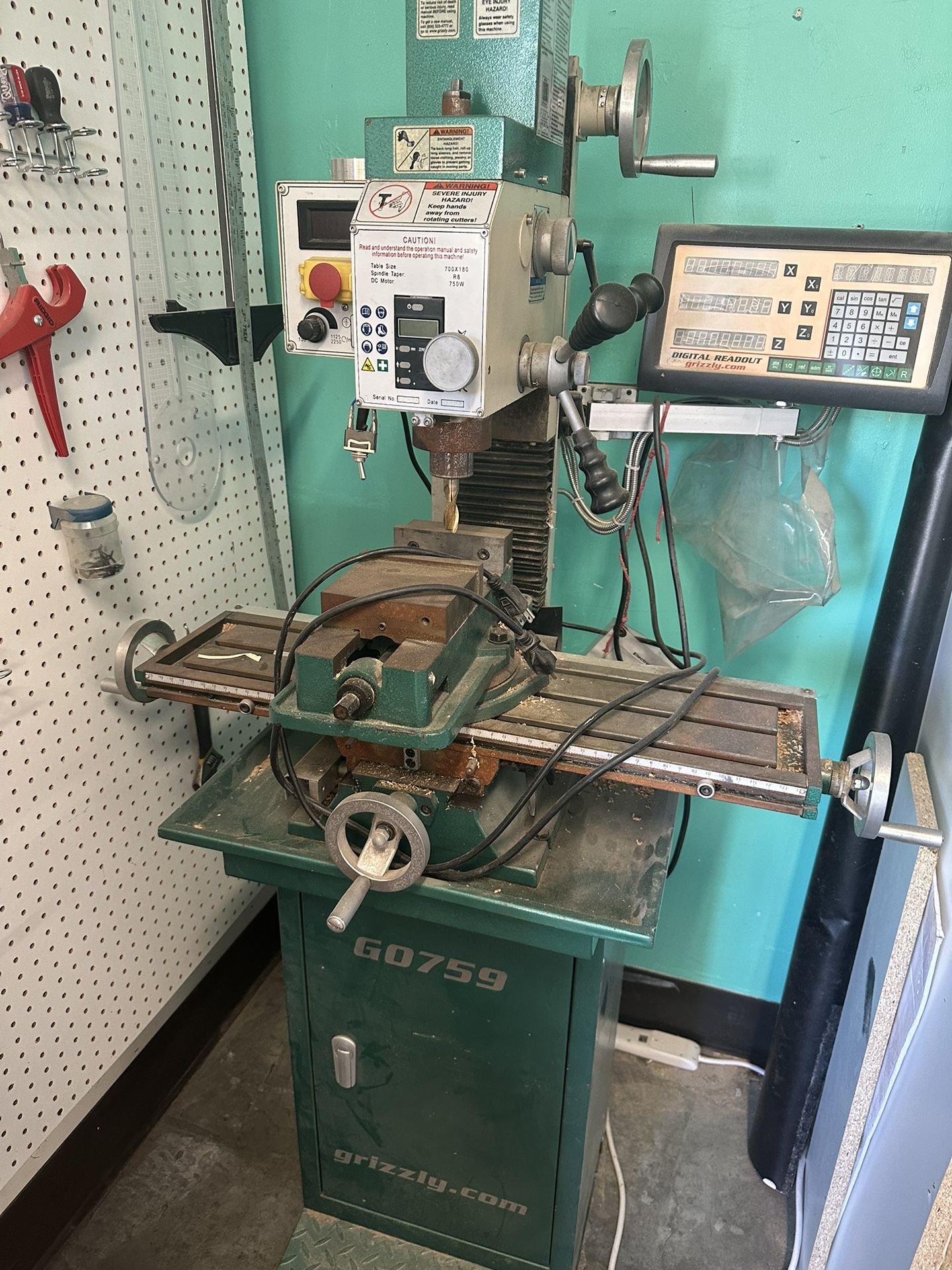 Grizzly G0759 3 Axis Mill With Digital Readout