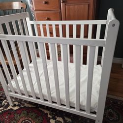 Baby Crib and Mattress, White, Excellent Condition 