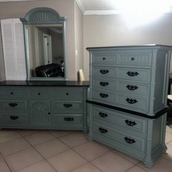 Beautiful Refinished Thomasville Dresser Mirror And Chest Of drawers