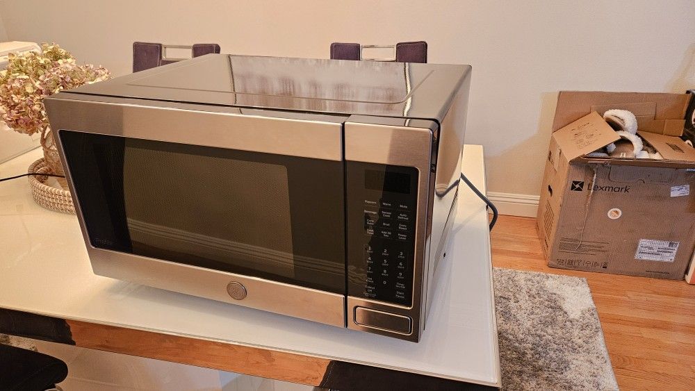 GE MICROWAVE OVEN 