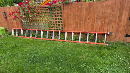 32' werner extension ladder (Fiberglass)