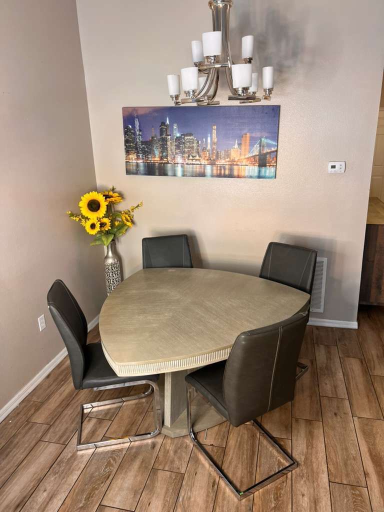 Table set with 4 chairs