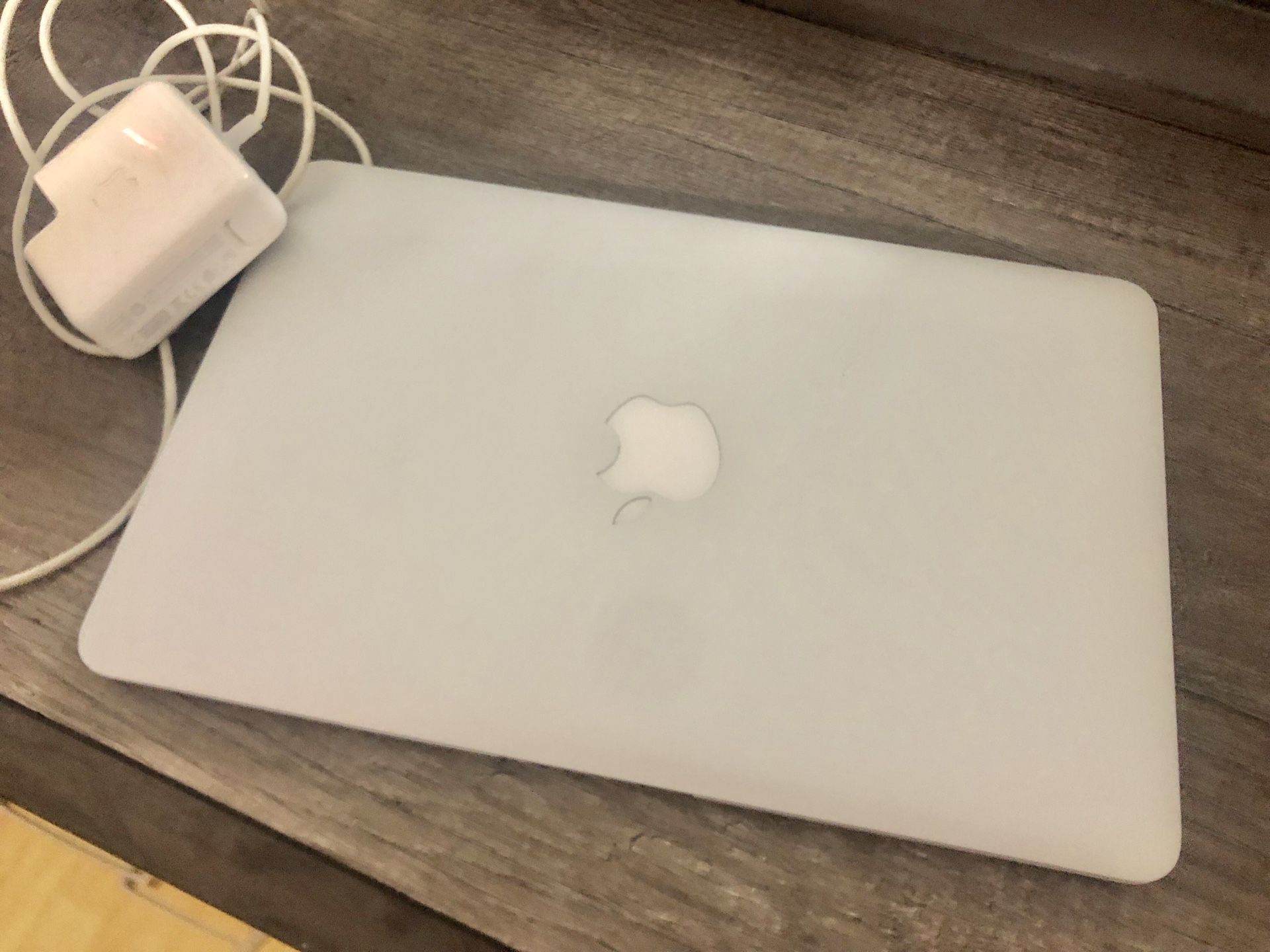 MacBook Air 11” good condition working condition