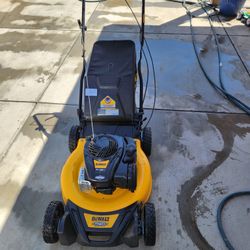 DEWALT 21 in. 150cc Briggs and Stratton 625ex Engine Rear Wheel Drive 2-in-1 Gas Self Propelled Walk Behind Lawn Mower