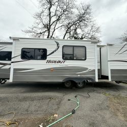 2015 Hideout 34ft 2- slide outs Rear bunks, excellent condition.