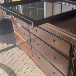 Mueble con espejo  $60.00