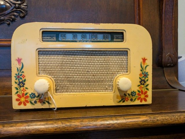 Vintage 1940 Motorola 55x15 Aero Vane model radio. This is an unusual and uncommon Motorola radio with decals. The decals are factory original.