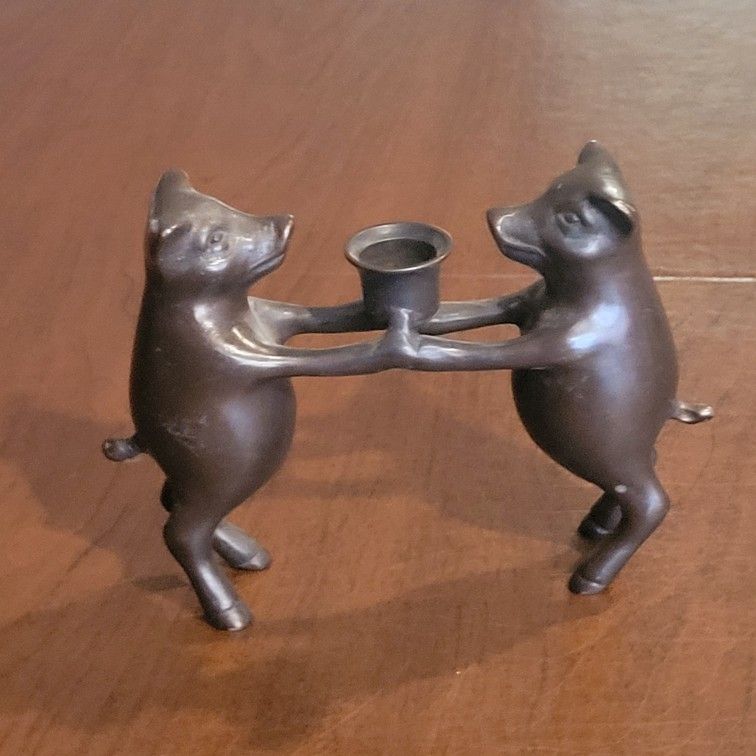 Vintage Whimsical Pair Of Brass Pigs Candle Holder Statue Figurine.
Pre-owned, good shape, display item. Weight 1lb 10oz plus shipping
materials. A