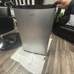 Mini fridge 
